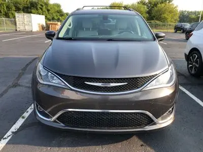 2017 Chrysler Pacifica Touring L photo 2