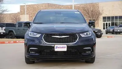 2026 Chrysler Pacifica Select photo 2
