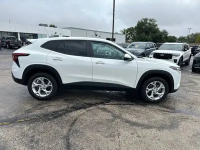 2025 Chevrolet Trax LS photo 2