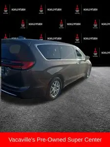 2023 Chrysler Pacifica Touring L photo 4