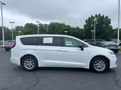 2025 Chrysler Pacifica Select photo 5