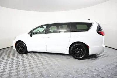 2024 Chrysler Pacifica Touring photo 3