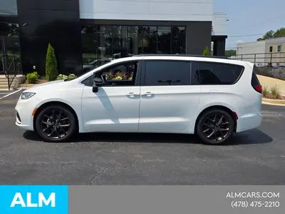 2025 Chrysler Pacifica Limited photo 4