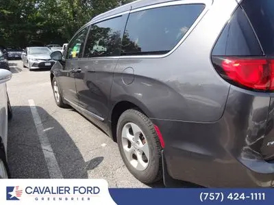 2017 Chrysler Pacifica Touring-L Plus photo 4