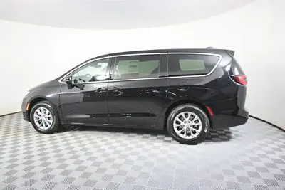 2026 Chrysler Pacifica Select AWD photo 3