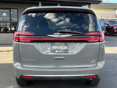 2023 Chrysler Pacifica Limited AWD photo 4