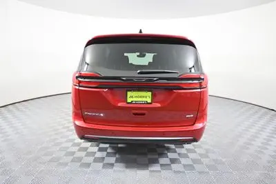 2027 Chrysler Pacifica Select AWD photo 5