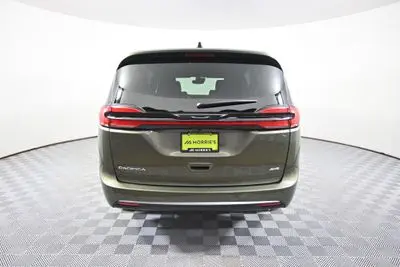 2027 Chrysler Pacifica Select AWD photo 5