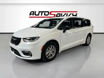 2026 Chrysler Pacifica Select photo 3
