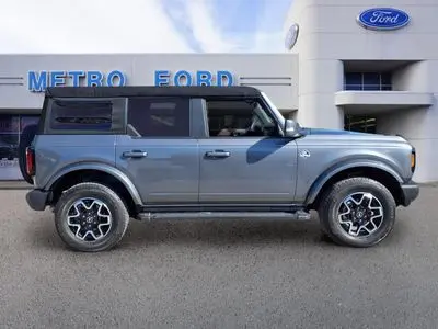 2023 Ford Bronco Outer Banks 4x4 photo 2
