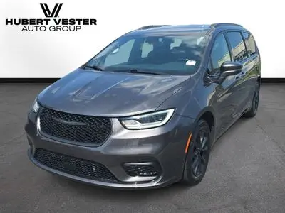 2021 Chrysler Pacifica Touring photo 2