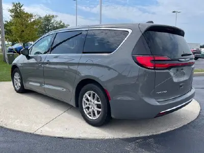 2025 Chrysler Pacifica Select photo 5