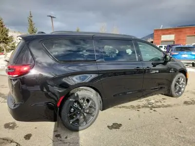 2026 Chrysler Pacifica Limited AWD photo 5