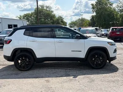 2024 Jeep Compass Latitude 4X4 photo 2