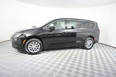 2027 Chrysler Pacifica Select AWD photo 2