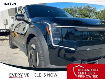 2024 Kia EV9 Wind AWD photo 2