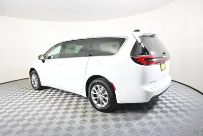 2026 Chrysler Pacifica Select AWD photo 4