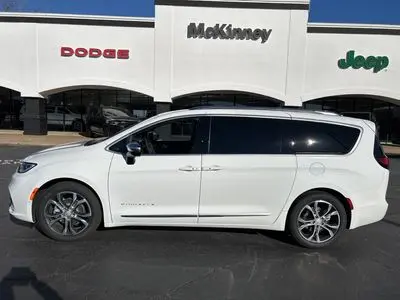 2026 Chrysler Pacifica Pinnacle photo 2