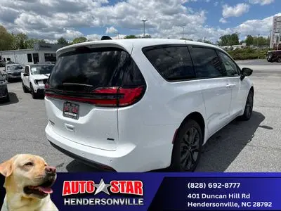 2026 Chrysler Pacifica Select AWD photo 3