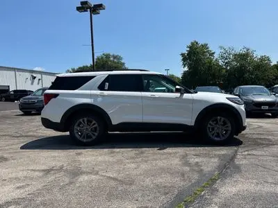 2026 Ford Explorer Active 4WD photo 2