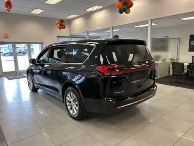 2026 Chrysler Pacifica Select AWD photo 5