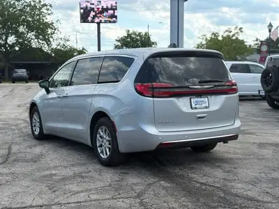2026 Chrysler Pacifica Select photo 5
