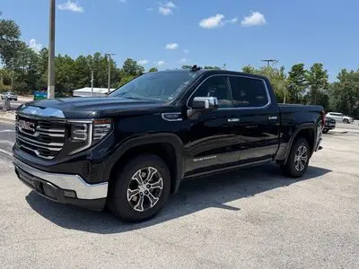 2025 GMC Sierra 2WD Crew Cab Short Box SLT photo 3