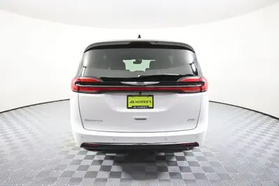 2026 Chrysler Pacifica Select AWD photo 5