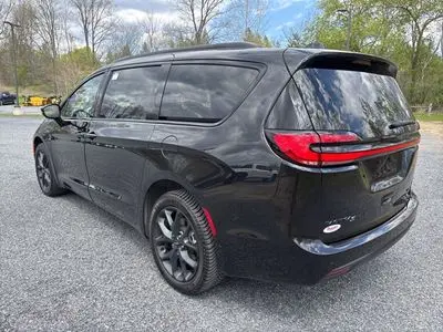 2023 Chrysler Pacifica Limited AWD photo 3