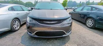 2017 Chrysler Pacifica Touring-L Plus photo 2