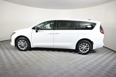 2027 Chrysler Pacifica Select AWD photo 3