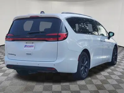2023 Chrysler Pacifica Touring photo 5