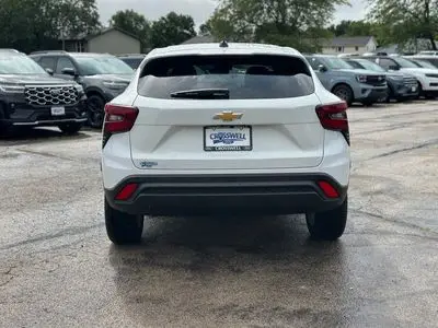 2025 Chevrolet Trax LS photo 4