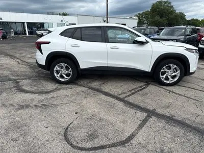 2025 Chevrolet Trax LS photo 2