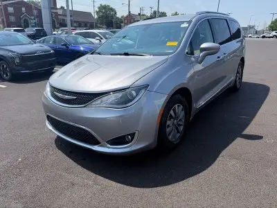 2019 Chrysler Pacifica Touring L Plus photo 3