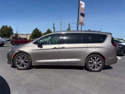 2017 Chrysler Pacifica Limited photo 3