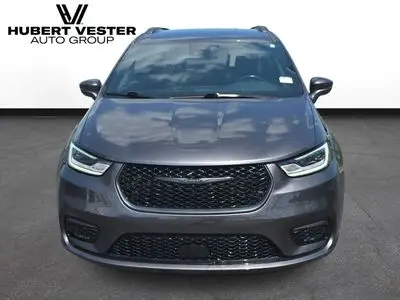 2021 Chrysler Pacifica Touring photo 3