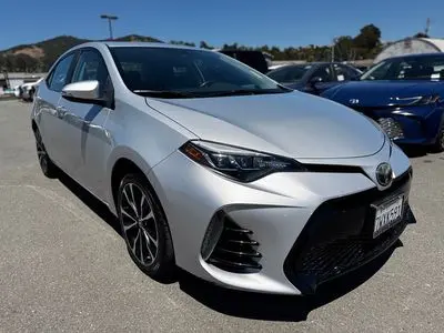 2017 Toyota Corolla SE AT photo 2