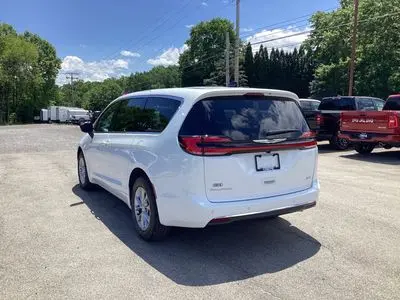 2026 Chrysler Pacifica Select AWD photo 5