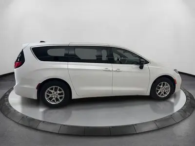 2025 Chrysler Pacifica Select photo 4