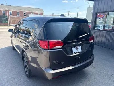 2020 Chrysler Pacifica Touring photo 3