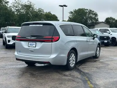 2023 Chrysler Pacifica Touring L photo 3