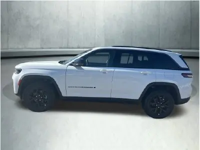 2026 Jeep Grand Cherokee Laredo Altitude 4WD photo 2