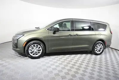 2027 Chrysler Pacifica Select AWD photo 2