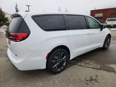 2026 Chrysler Pacifica Select AWD photo 5