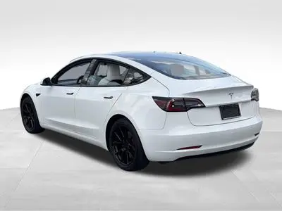 2022 Tesla Model 3 Standard Range Plus photo 3