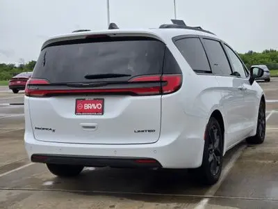 2025 Chrysler Pacifica Limited photo 4