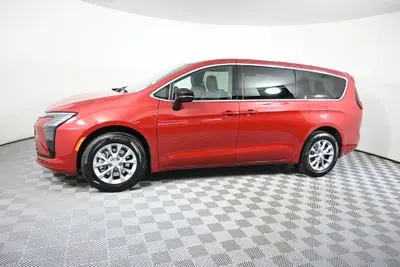 2027 Chrysler Pacifica Select AWD photo 2