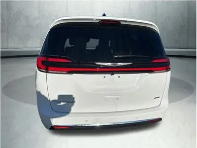 2026 Chrysler Pacifica Select AWD photo 5