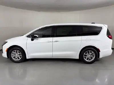 2027 Chrysler Pacifica Select photo 5